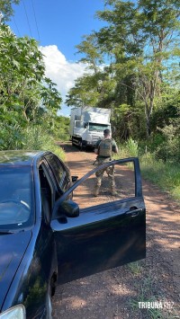 Policiais apreendem veículo e caminhão carregado com cigarros em Santa Helena