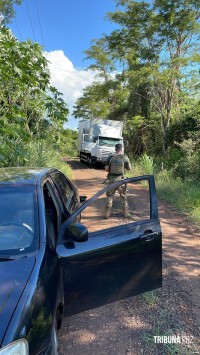 Policiais apreendem veículo e caminhão carregado com cigarros em Santa Helena
