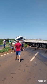 Grave acidente deixa duas pessoas mortas na BR-277 no Bairro Três Lagoas