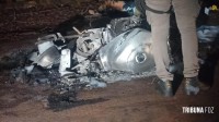 Motociclista é encontrado incinerado com 17 tiros no final da Av. República Argentina