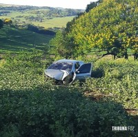 Veículo sai da pista e derruba poste às margens da PR-495 entre Missal e Medianeira