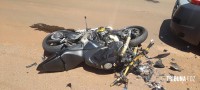 Motociclista colide moto 1000cc na lateral de uma Troller na Vila Yolanda