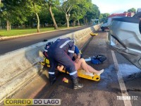 Mulher é socorrida após capotamento na PR-317 em Santa Helena