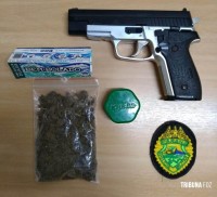 Polícia Militar apreende menores com maconha e simulacro na Vila A