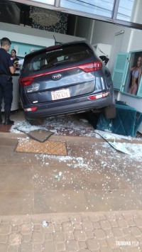 Condutora invade Centro de Estética com o veículo em Ciudad Del Este