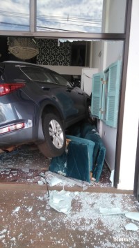 Condutora invade Centro de Estética com o veículo em Ciudad Del Este