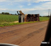 Caminhão caçamba carregado com areia tomba no Alto da Boa Vista