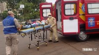 Mulher é socorrida pelo Siate após colisão na Av. Paraná