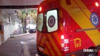 Condutor colide veiculo contra um poste, foge e abandona a esposa ferida para atendimento do Siate