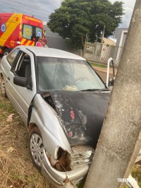 Condutor colide veiculo contra um poste, foge e abandona a esposa ferida para atendimento do Siate