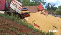 Carreta com 32 toneladas de soja tomba em Iruna, no Paraguai