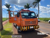 Motorista é fechada durante ultrapassagem e veículo colide em poste em Santa Helena