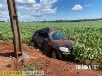 Motorista é fechada durante ultrapassagem e veículo colide em poste em Santa Helena