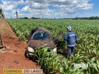 Motorista é fechada durante ultrapassagem e veículo colide em poste em Santa Helena