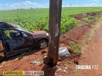 Motorista é fechada durante ultrapassagem e veículo colide em poste em Santa Helena