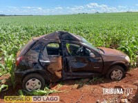 Motorista é fechada durante ultrapassagem e veículo colide em poste em Santa Helena