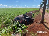 Motorista é fechada durante ultrapassagem e veículo colide em poste em Santa Helena