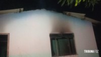 Bombeiro interveem em incêndio a residência na Vila Yolanda durante a madrugada