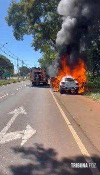 Bombeiros interveem em incêndio a veículo na Av. Tancredo Neves