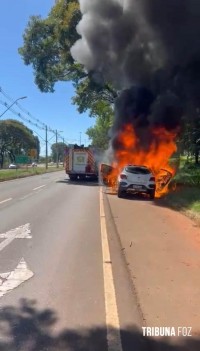 Bombeiros interveem em incêndio a veículo na Av. Tancredo Neves