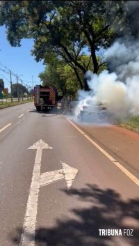 Bombeiros interveem em incêndio a veículo na Av. Tancredo Neves