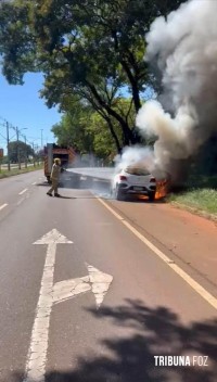 Bombeiros interveem em incêndio a veículo na Av. Tancredo Neves