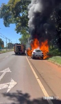 Bombeiros interveem em incêndio a veículo na Av. Tancredo Neves