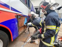 Receita Federal apreende ônibus carregado com mercadorias em fundo falso