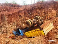 Dois feridos após capotamento de caminhão em Puerto Iguazu, na Argentina