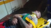 Motociclista fica gravemente ferido após colidir na traseira de um caminhão na Av. Araucária