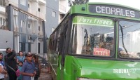 Ônibus do transporte público de Presidente Franco perde o cardam e colide contra um muro