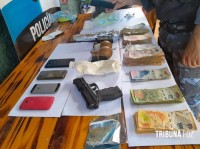 Agentes antinarcóticos estouram ponto de venda de drogas e prendem traficantes em Puerto Iguazu