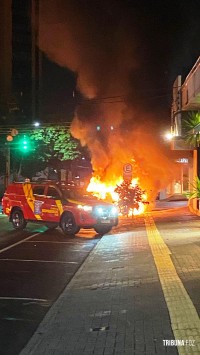 Veiculo fica completamente destruído após incêndio no centro de Foz do Iguaçu