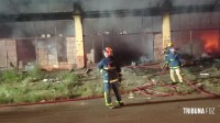 Bombeiros interveem incêndio em prédio abandonado no Jardim Jupira 