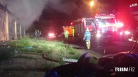 Bombeiros interveem incêndio em prédio abandonado no Jardim Jupira 