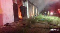 Bombeiros interveem incêndio em prédio abandonado no Jardim Jupira 