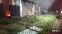 Bombeiros interveem incêndio em prédio abandonado no Jardim Jupira 