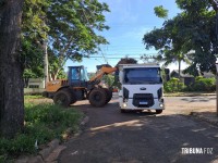 Prefeitura executa limpeza em imóvel abandonado no Campos do Iguaçu