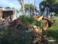 Prefeitura executa limpeza em imóvel abandonado no Campos do Iguaçu