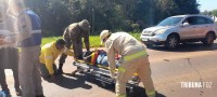 Passageira de moto é socorrida pelo Siate após colisão traseira na Av. das Cataratas