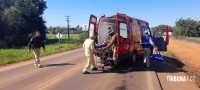 Passageira de moto é socorrida pelo Siate após colisão traseira na Av. das Cataratas