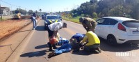 Passageira de moto é socorrida pelo Siate após colisão traseira na Av. das Cataratas