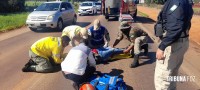 Passageira de moto é socorrida pelo Siate após colisão traseira na Av. das Cataratas