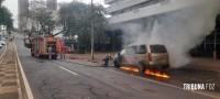 Veiculo fica completamente destruído após incêndio na Av. Jorge Schimmelpfeng