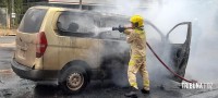 Veiculo fica completamente destruído após incêndio na Av. Jorge Schimmelpfeng