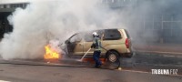 Veiculo fica completamente destruído após incêndio na Av. Jorge Schimmelpfeng