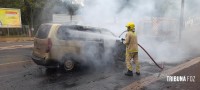 Veiculo fica completamente destruído após incêndio na Av. Jorge Schimmelpfeng