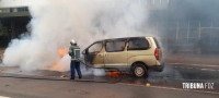 Veiculo fica completamente destruído após incêndio na Av. Jorge Schimmelpfeng