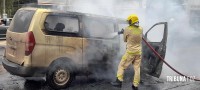 Veiculo fica completamente destruído após incêndio na Av. Jorge Schimmelpfeng