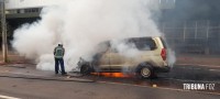 Veiculo fica completamente destruído após incêndio na Av. Jorge Schimmelpfeng